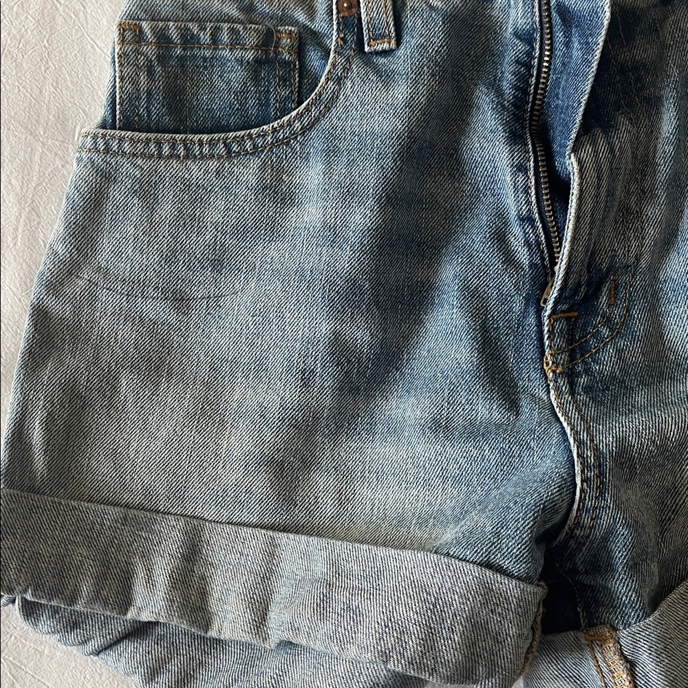 Urban Outfitters BDG High Rise Mom Jean Shorts sz 27 2.5” inseam